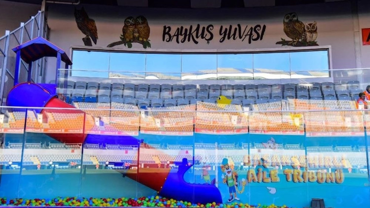 Başakşehir’den bir ilk: Tribünde çocuk parkı