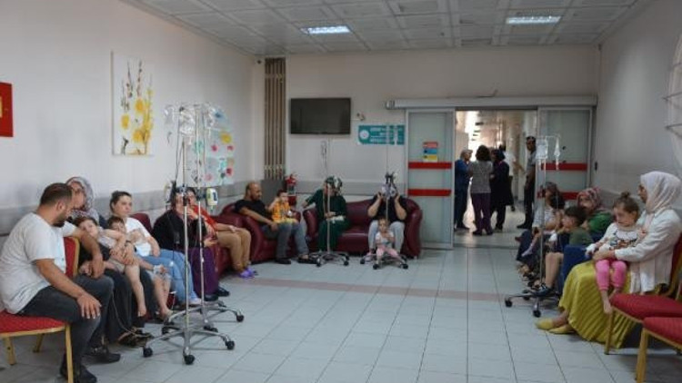 Trabzon’da hastane koridorunda çocuklara moral tiyatrosu Trabzon’da hastane koridorunda çocuklara moral tiyatrosu