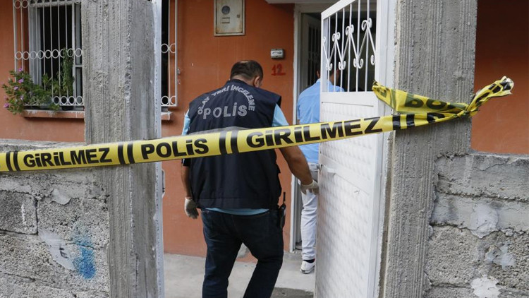 Yaşlı adam, kanser hastası eşini öldürüp polise teslim oldu