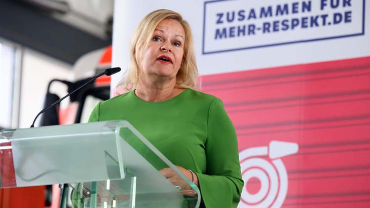 ‘Ne yazık ki koronavirüs hâlâ burada’ diyerek duyurdu.. ‘Ne yazık ki koronavirüs hâlâ burada’ diyerek duyurdu..