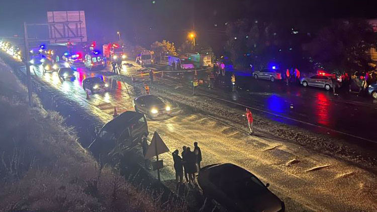 Denizlide peş peşe kazalar 3 ölü, 50 yaralı Denizlide peş peşe kazalar 3 ölü, 50 yaralı