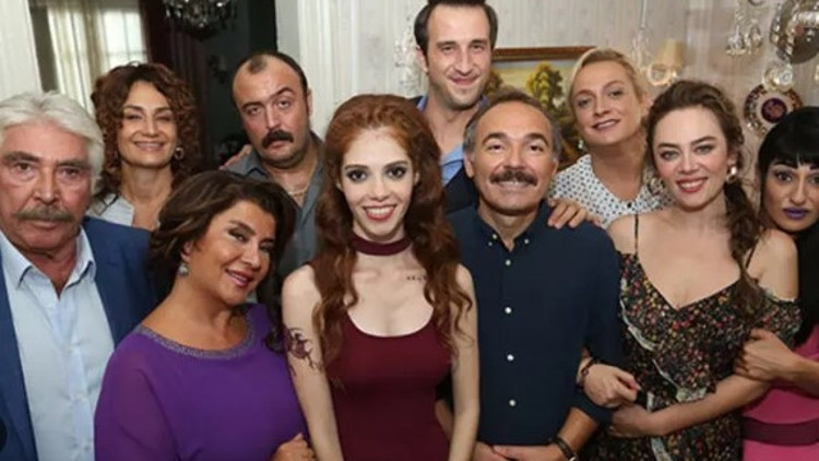 Aile Arasında filminin oyuncuları kimdir İşte Aile Arasında filminin oyuncu kadrosu ve hikayesi