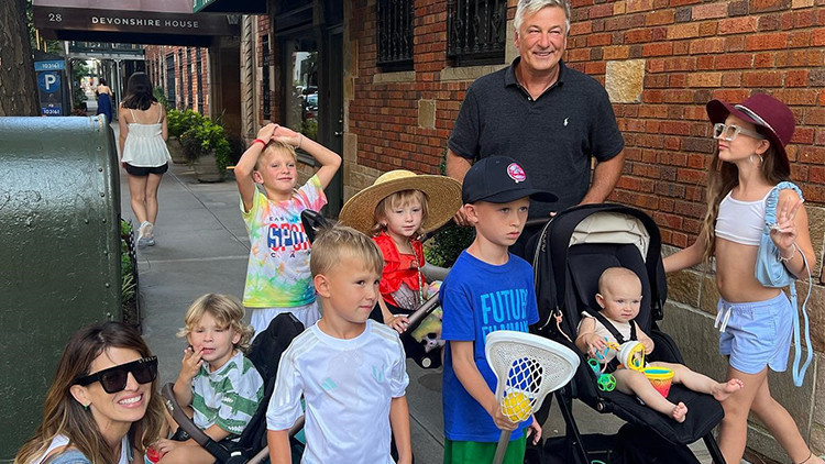 Yedi çocuklu ünlü çift hep birlikte sokağa çıktı, gören şaşkına döndü: Tam bir çeteye benzedik