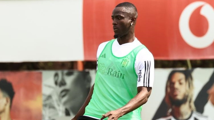 Beşiktaşta yeni transfer Eric Bailly, takımla ilk antrenmanına çıktı