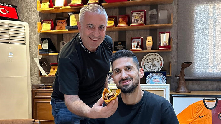 Emre Akbaba’nın boru kebap keyfi