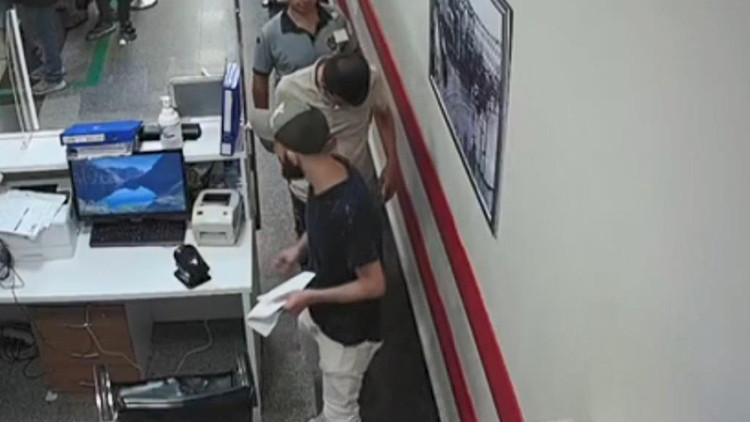 Doktora sizi boşuna dövmüyorlar deyip üzerine yürüdü... Savcılıktan tutuklama talebi Doktora sizi boşuna dövmüyorlar deyip üzerine yürüdü... Savcılıktan tutuklama talebi