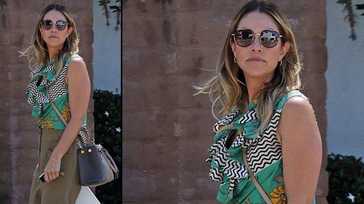 Evliyken aldatma iddiaları bitmiyor... Yan yana oturuyorlardı.. Adamın eli, kadının dizindeydi Evliyken aldatma iddiaları bitmiyor... Yan yana oturuyorlardı.. Adamın eli, kadının dizindeydi