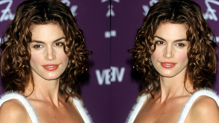 Komşunun tarlasında çalışırken keşfedilmişti... Babam modelliğin gerçek bir meslek olduğunu bilmiyordu... Fuhuş yapmanın diğer adı sanıyordu