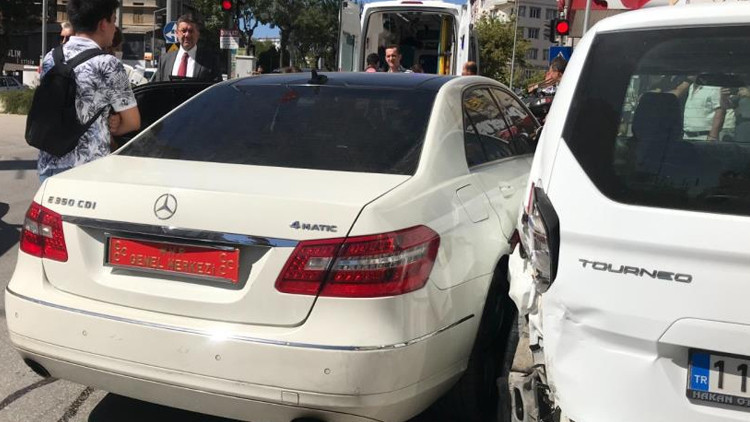 Sürücü epilepsi krizi geçirdi, MHPli Yönterin koruma aracı kaza yaptı Sürücü epilepsi krizi geçirdi, MHPli Yönterin koruma aracı kaza yaptı