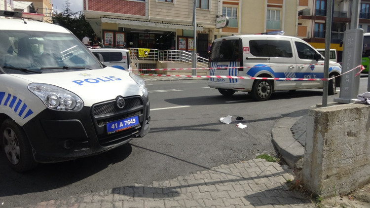Kocaelide önce eşini sonra kendini bıçakladı