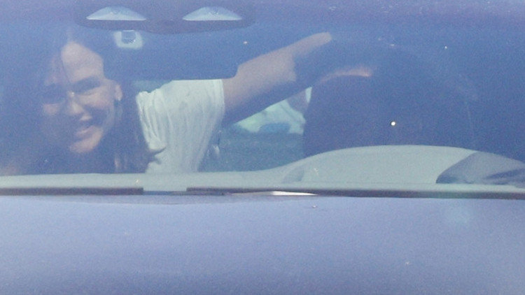 Eski aşıklar bir arada... Otomobilde sıcak dakikalar: Arka koltuktan uzanıp sarıldı Eski aşıklar bir arada... Otomobilde sıcak dakikalar: Arka koltuktan uzanıp sarıldı