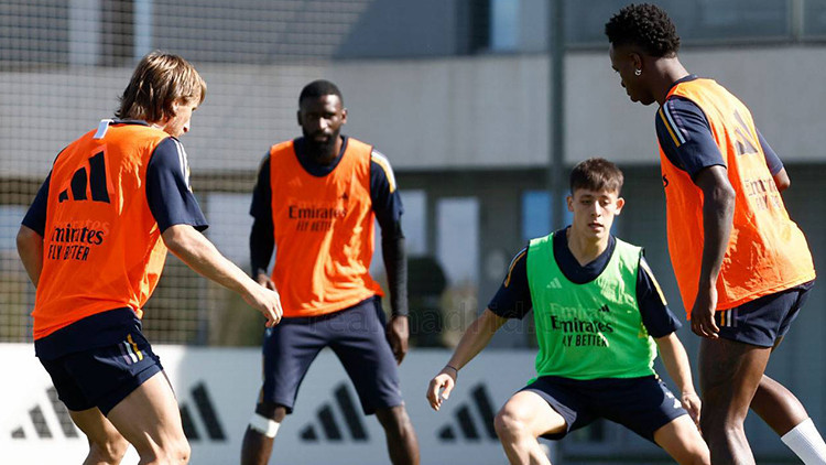 Son Dakika: Real Madridde Arda Güler sevinci Beklenenden erken müjde geldi... İlk maç için geri sayım... Son Dakika: Real Madridde Arda Güler sevinci Beklenenden erken müjde geldi... İlk maç için geri sayım...