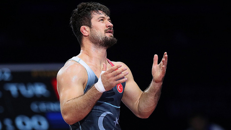 Milli güreşçi Ali Cengizden altın madalya