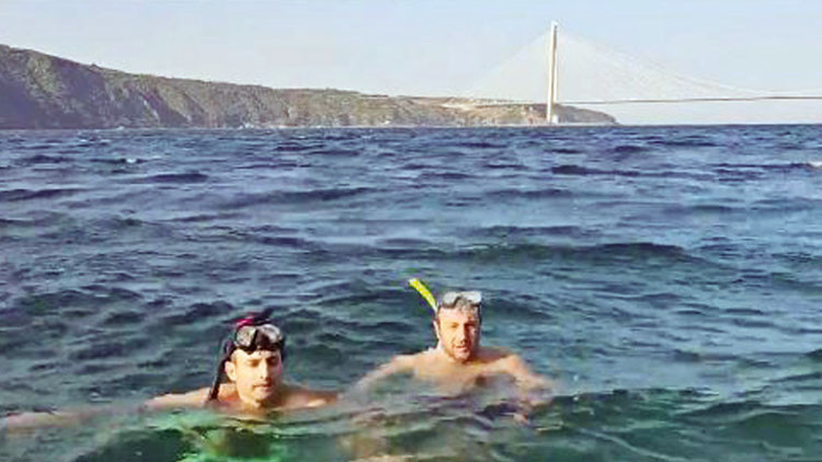 Selçuk Bayraktar’dan Boğaz geçişi: Babam için Selçuk Bayraktar’dan Boğaz geçişi: Babam için