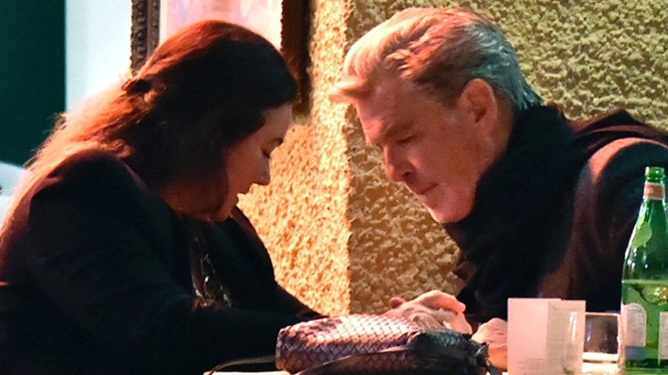 Emektar oyuncunun karısına aşkı hiç azalmıyor:  Kahverengi gözlü güzelimin her yaşına bir kırmızı gül