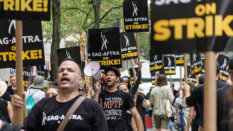Hollywoodda aylardır süren grev bitti... Peki şimdi ne olacak