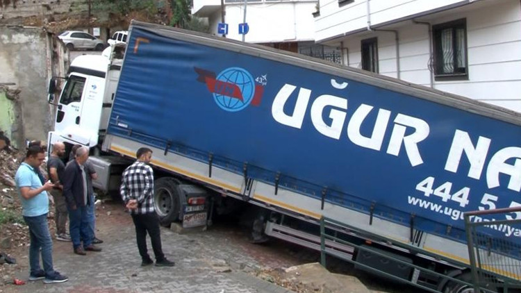 İstanbulda sokakta sıkışan TIR bir türlü çıkartılamadı