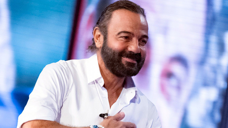 Oyuncu Kerem Alışık İtalyanca şiirle mest etti Oyuncu Kerem Alışık İtalyanca şiirle mest etti