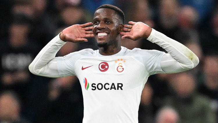 Galatasarayda Wilfried Zaha, Manchester United tribünlerini çıldırttı