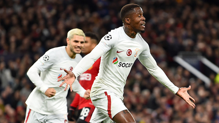 Galatasaray, Manchester Unitedı dize getirdi Old Traffordda 5 gol, 1 penaltı ve 1 kırmızı