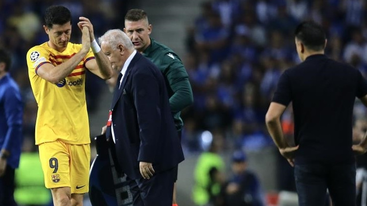 Barcelonada Robert Lewandowski sakatlandı Sahalardan ne kadar uzak kalacak
