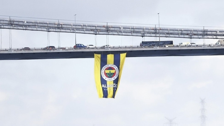 İstanbulda köprülere dev Fenerbahçe Alagöz bayrağı