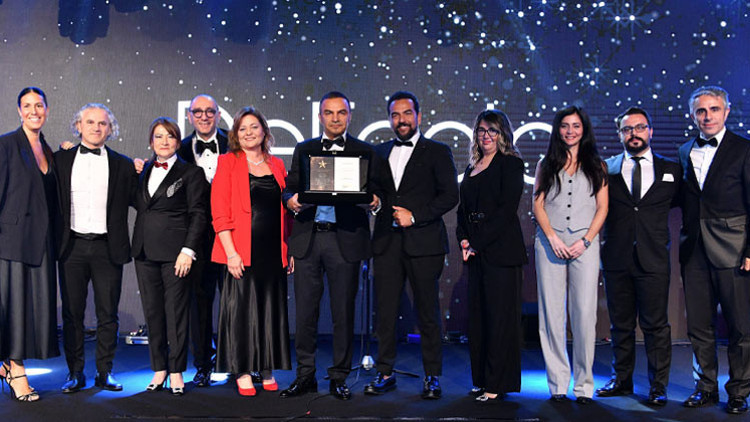 DeFacto ‘Cumhuriyet Değerlerini Taşıyan Marka’ seçildi DeFacto ‘Cumhuriyet Değerlerini Taşıyan Marka’ seçildi