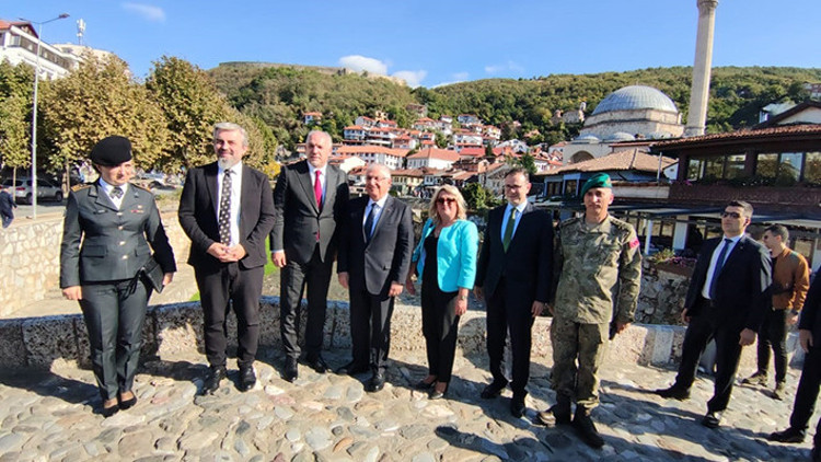 Kosova’da Savunma Bakanı Güler’e sıcak karşılama Kosova’da Savunma Bakanı Güler’e sıcak karşılama