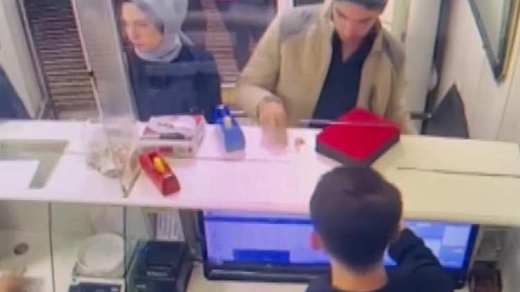 Yanlış hesap yaptı, 100 bin TL fazla para verdi Yanlış hesap yaptı, 100 bin TL fazla para verdi