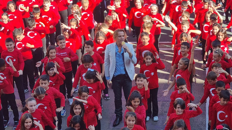 Soner Arıcanın 100.yıl marşı okullarda çalacak