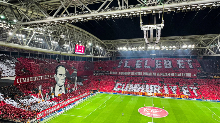 Galatasaraydan Cumhuriyetin 100. yılına özel koreografi Galatasaraydan Cumhuriyetin 100. yılına özel koreografi