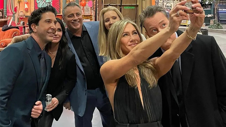 Friends yıldızlarından Matthew Perry’nin ölümünün ardından ilk açıklama: O bizim dostumuz değil ailemizdi
