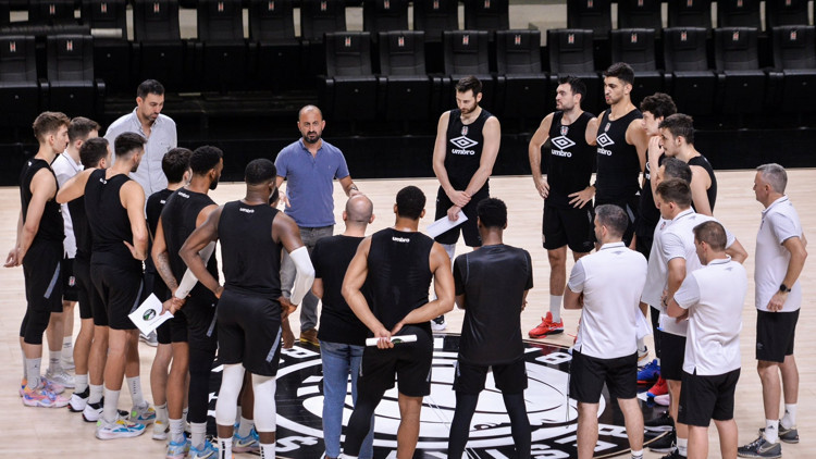 Beşiktaş Emlakjette Umut Tahir Güneşten taraftara çağrı Beşiktaş Emlakjette Umut Tahir Güneşten taraftara çağrı