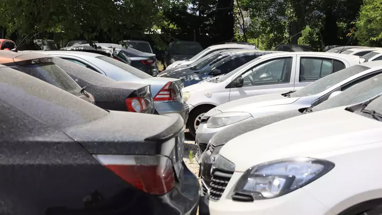 Binlerce otomobil çok ucuza bugün satışa çıkıyor Uzman isim konuştu, fiyatlar düşecek mi İşte satıştaki araçların listeleri...