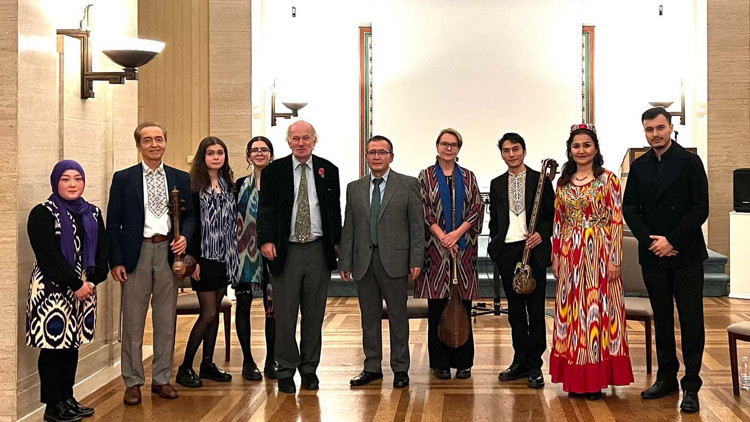‘Uygur Şiirleri’ kitabı Londra’da İngilizce olarak yayımlandı