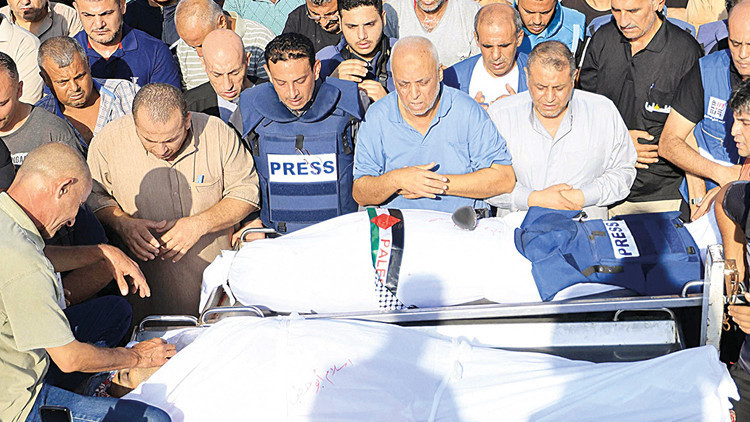 Canlı yayın sonrası kıyım... Filistinli gazeteci ailesiyle öldürüldü