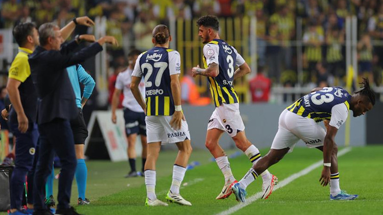 Fenerbahçe - Trabzonspor maçında protesto Gözyaşlarıyla soyunma odasına gitti