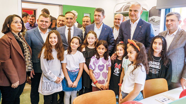 Kültür Yolu Festivalleri’nde Efes bayrağı Antalya’ya devretti