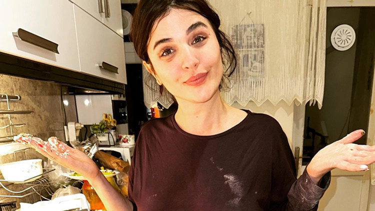 Ünlü oyuncu mutfakta... Hamuru üstüme başıma bulaştırdım Ünlü oyuncu mutfakta... Hamuru üstüme başıma bulaştırdım