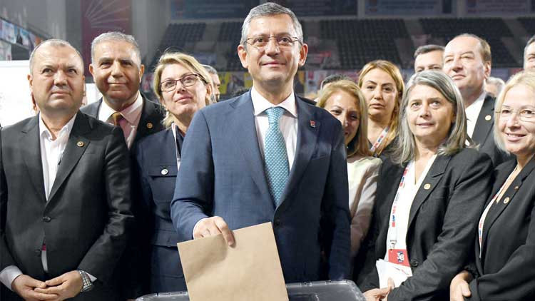 Yeni  lidere yeni yönetim