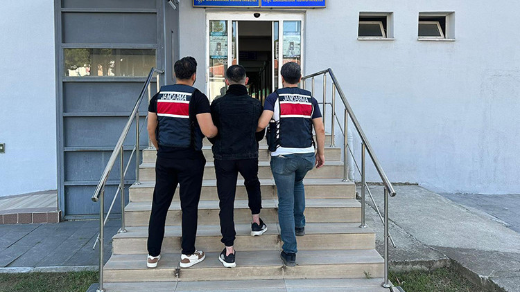 7 yıl önce kız arkadaşıyla yemek yiyen kişiyi öldüren firari şüpheli yakalandı 7 yıl önce kız arkadaşıyla yemek yiyen kişiyi öldüren firari şüpheli yakalandı