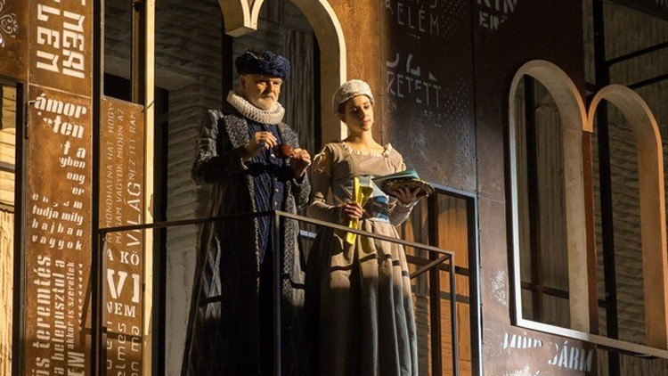 Romeo ve Julieti oynayan tiyatrocular balkondan düştü: İkisinin de durumu ağır