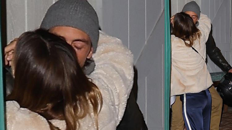 Şimdi yine dedikodu çıkacak... Kapı önünde sarmaş dolaş oldular