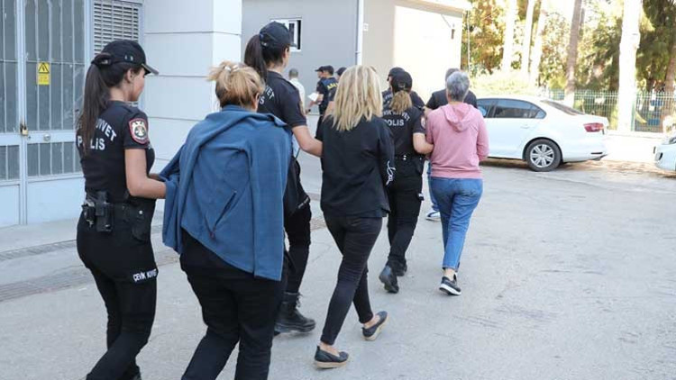 Almanya’da yaşayan Türkleri dolandıran şebeke, Mersin’de çökertildi