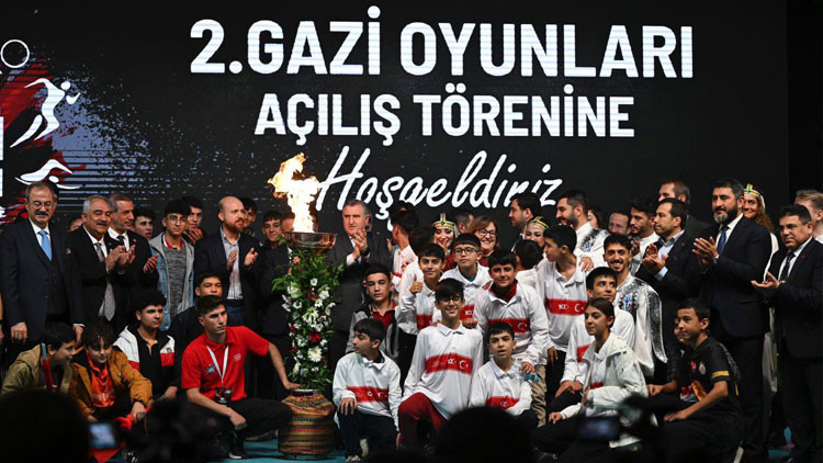 Gazi Oyunlarının meşalesi yakıldı