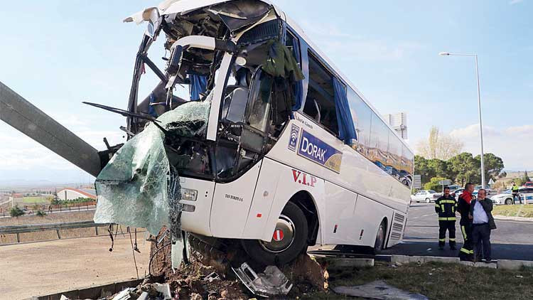 Turist ve rehberi kazada öldü: 25 Taylandlı yaralı Turist ve rehberi kazada öldü: 25 Taylandlı yaralı