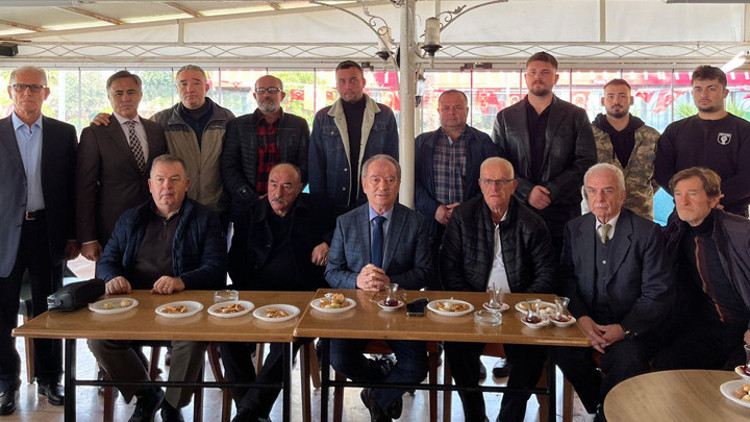 İYİ Parti Bandırma ilçe teşkilatında toplu istifa: 90 kişi üyelikten ayrıldı İYİ Parti Bandırma ilçe teşkilatında toplu istifa: 90 kişi üyelikten ayrıldı