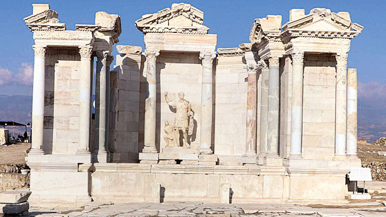 İmparator Traian Çeşme ile buluştu İmparator Traian Çeşme ile buluştu