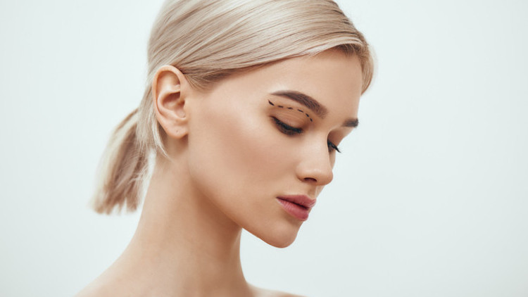 Yaşla Birlikte Kaş Ve Göz Düşüklüğü Sık Görülüyor