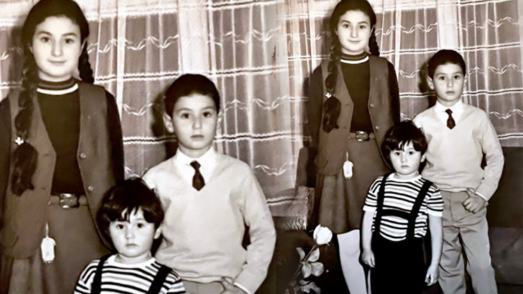 Ünlü şarkıcı paylaştı: Küçükken biz... Ablam, abim ve ben Ünlü şarkıcı paylaştı: Küçükken biz... Ablam, abim ve ben